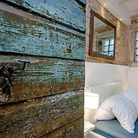 Luna And Guest house 4*