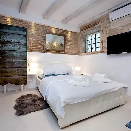 Luna And Guest house 4*